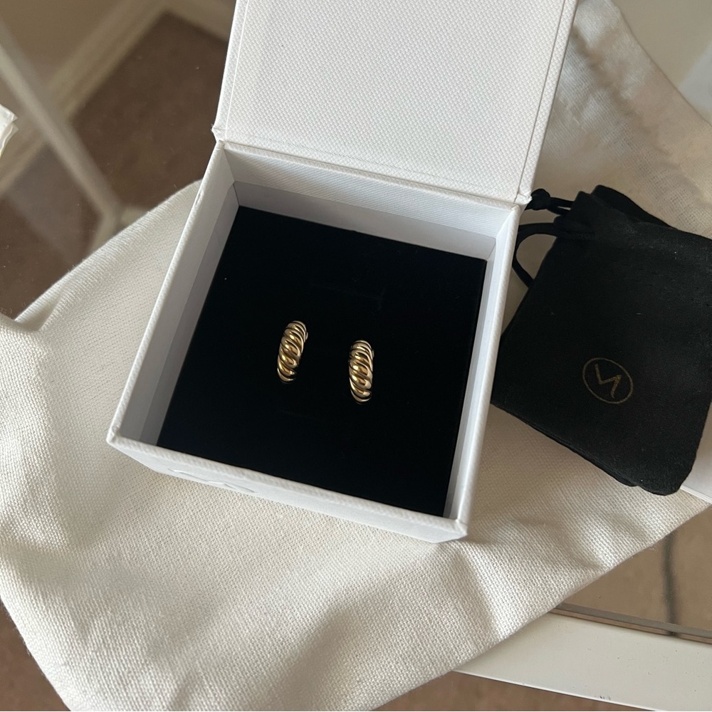 Mejuri Croissant Dôme Hoops